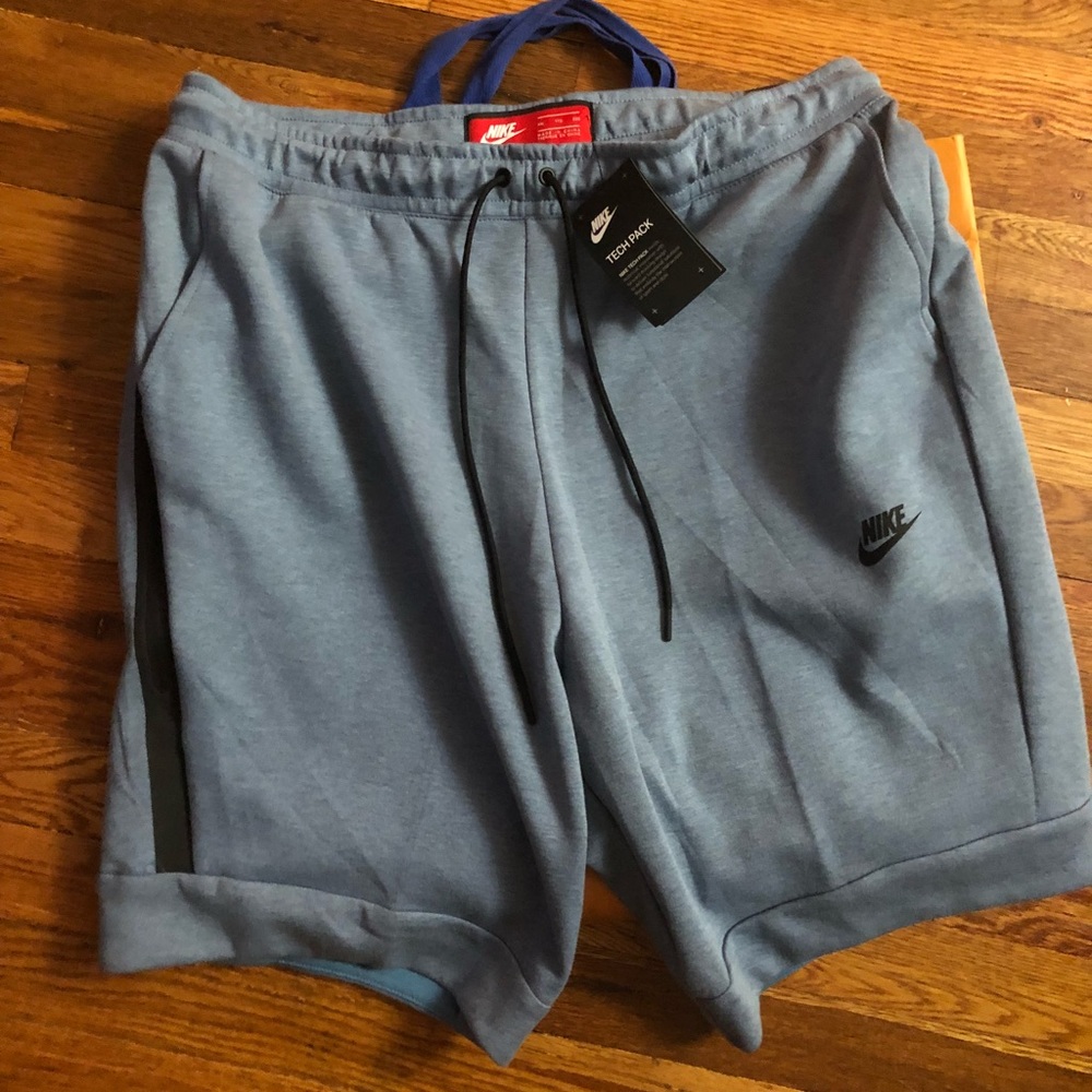 BRAND NEW NIKE TECH SHORTS SIZE XXL